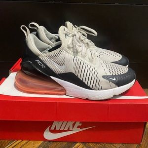 Nike AirMax 270. Size 7Y (Women’s 8.5) ( Men’s 7)